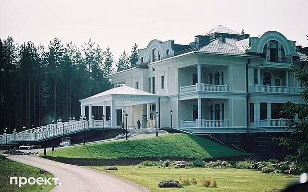 تصاویر | زندگی مخفیانه پوتین در قصر والدای در کنار همسر و فرزندان | سفر پوتین سفر به این مخفیگاه با قطار زرهی شخصی