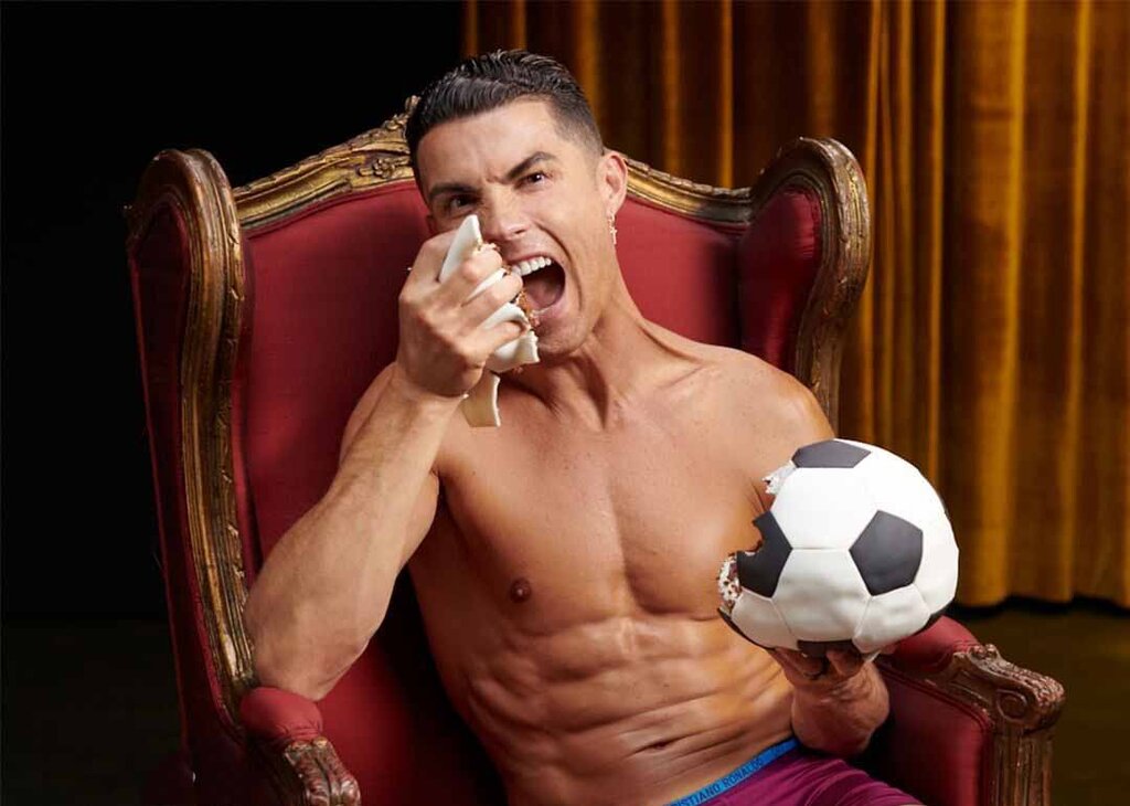 عکس | رونالدو تکه ای از توپ فوتبال را گاز گرفت! | تصویر عجیب کریستیانو جهانی شد
