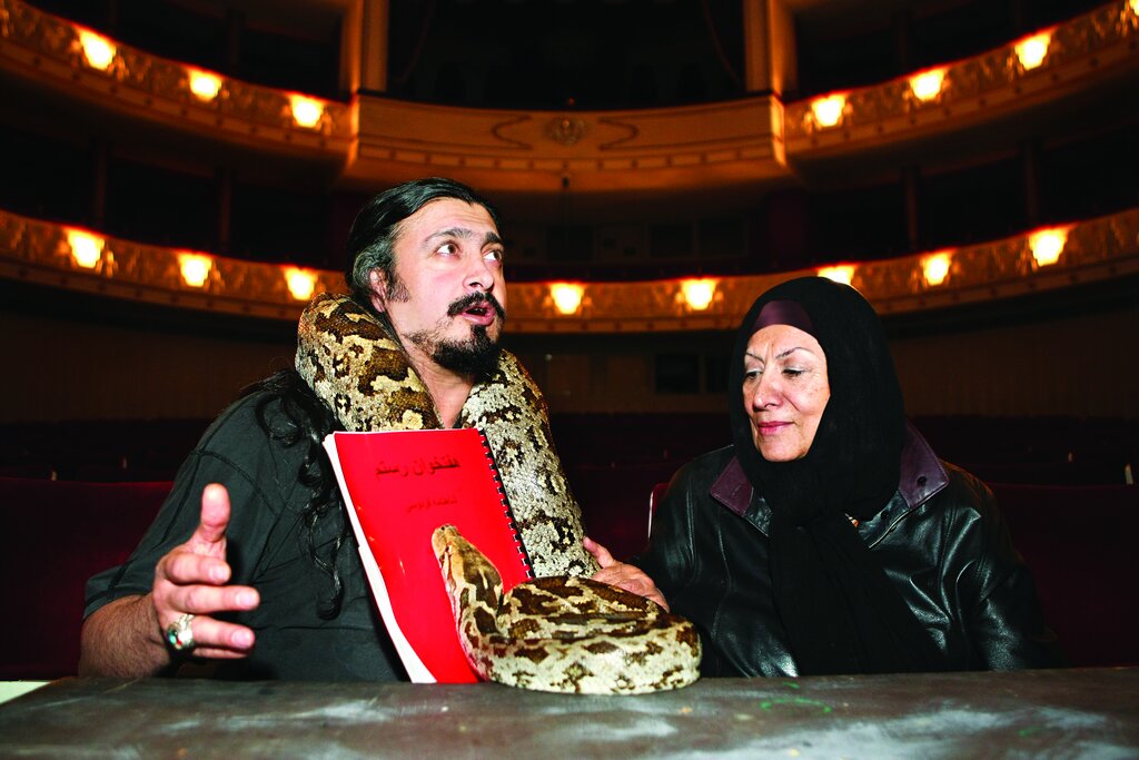 تصاویر | نخستین ماری که در ایران هنرپیشه شد | خانم مار روی صحنه تئاتر