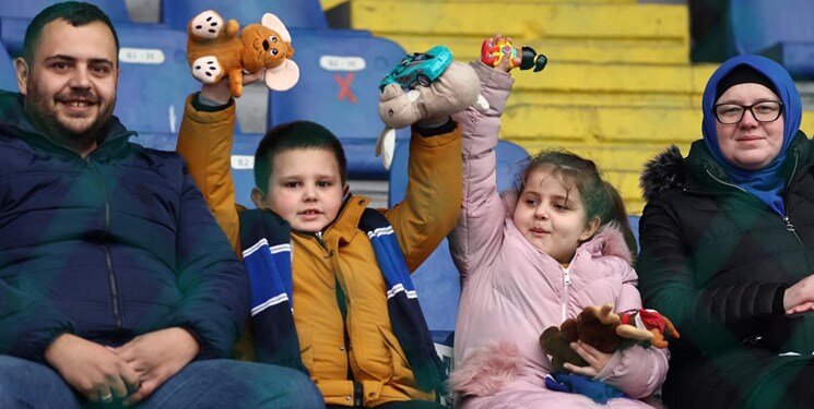 تصاویر | باران عروسک برای فاجعه ترکیه | فریم به فریم با واکنش تحسین‌برانگیز فوتبالدوستان بوسنی به کودکان زلزله‌زده