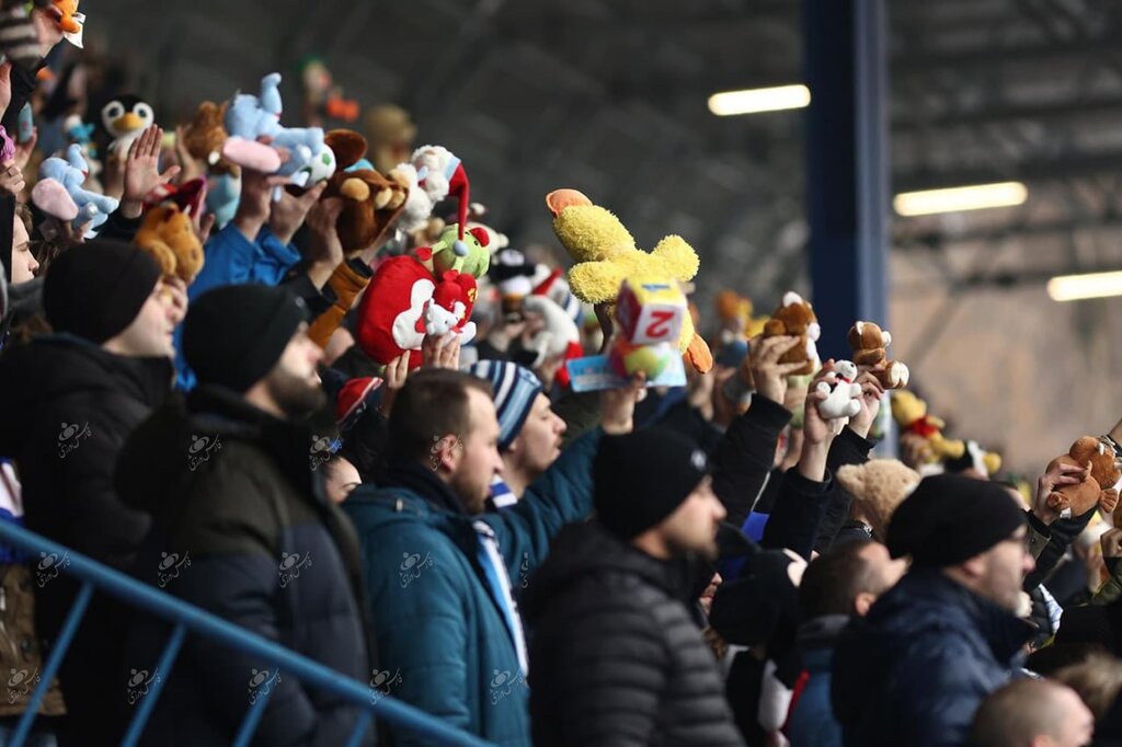 تصاویر | باران عروسک برای فاجعه ترکیه | فریم به فریم با واکنش تحسینبرانگیز فوتبالدوستان بوسنی به کودکان زلزلهزده