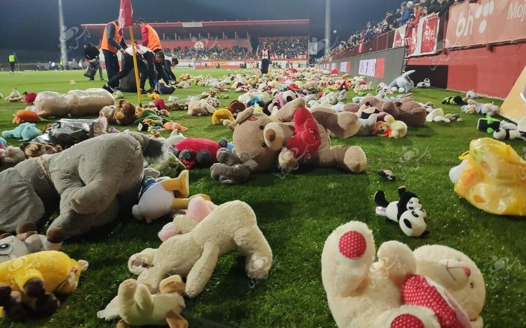 تصاویر | باران عروسک برای فاجعه ترکیه | فریم به فریم با واکنش تحسینبرانگیز فوتبالدوستان بوسنی به کودکان زلزلهزده