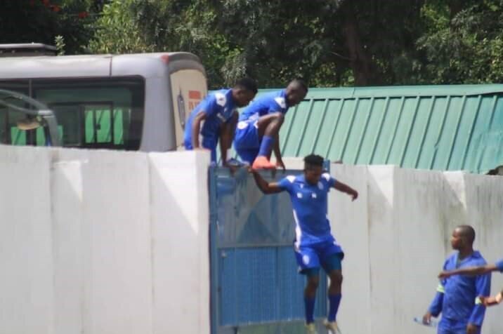 عکس | واکنش عجیب بازیکنان فوتبال به طلسم و جادوی رقیب | اقدام خبرساز برای ورود به ورزشگاه