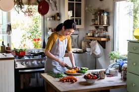 اگر غذا شور شد چه کنیم؟ | راه‌های رفع شوری انواع غذا؛ برای هر غذا چه روشی بهتر است؟