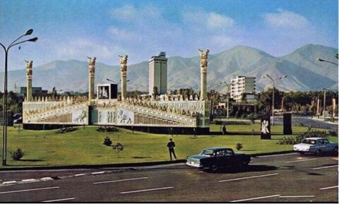 تخت جمشید وسط میدان ونک تهران