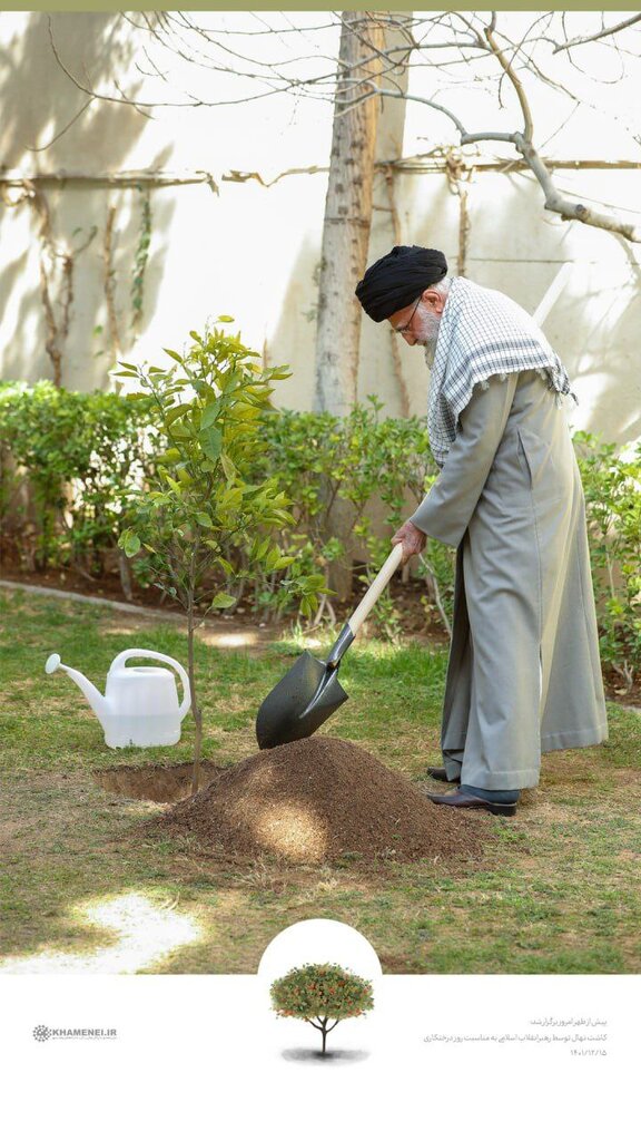 رهبر انقلاب پیش از ظهر امروز در محوطه‌ دفتر رهبری نهال کاشتند...