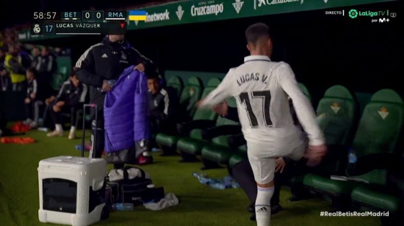 عکس | رفتار جنجالی ستاره مطرح فوتبال | واکنش فوری به تصمیم سرمربی پرافتخار