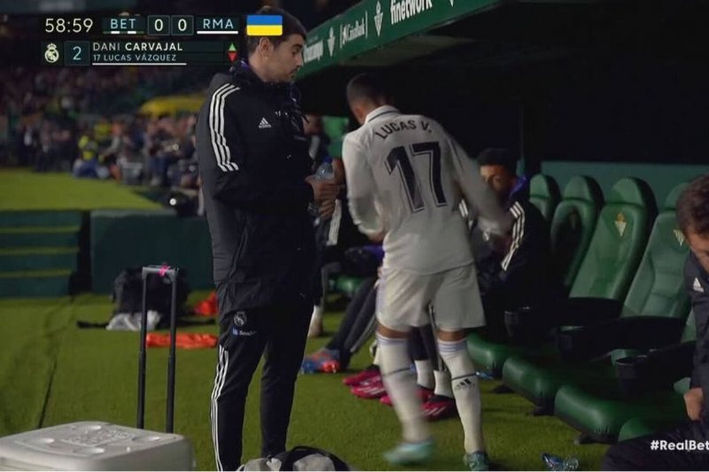 عکس | رفتار جنجالی ستاره مطرح فوتبال | واکنش فوری به تصمیم سرمربی پرافتخار