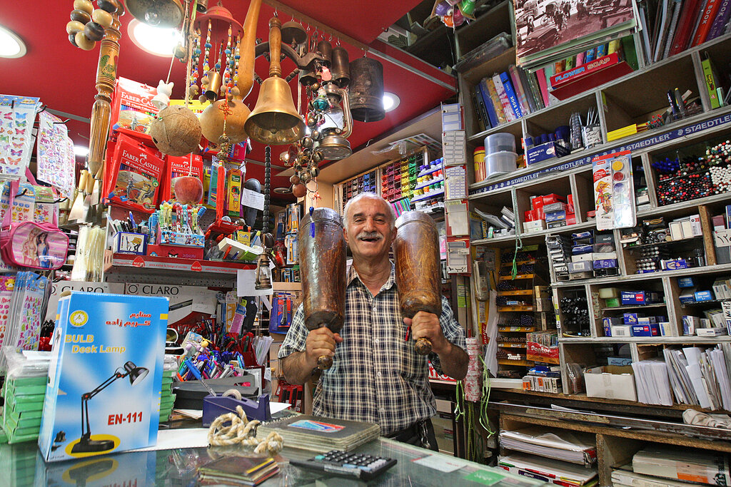 قهرمان محله | این کاسب با ورود دانشآموزان زنگ زورخانه را به صدا درمیآورد | چند نسل محله از من جایزه گرفتهاند | در ۷۵سالگی لیسانس گرفتم