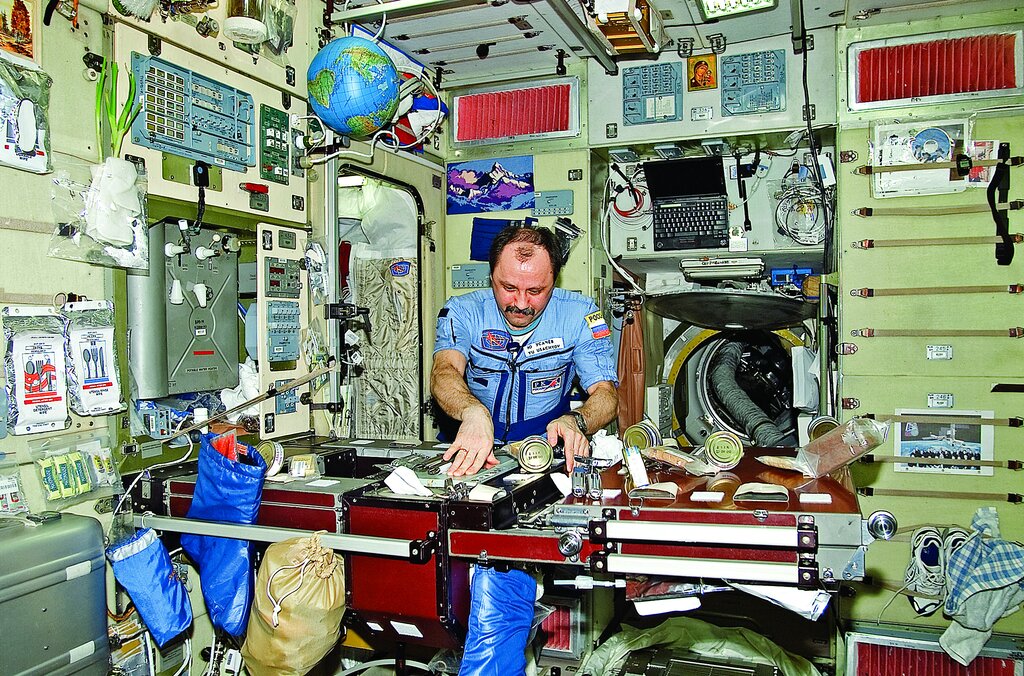 تصاویر | غذاهای عجیب و غریبی که فضانوردها میخورند را ببینید | با دیدن این غذاها هیچوقت دلتان نمیخواهد فضانورد شوید