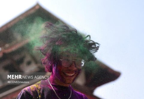 مردی در جشنواره رنگ‌ها در کاتماندو - نپال