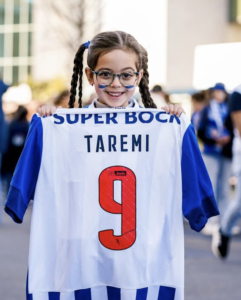 عکس | دختر اروپایی؛ هوادار سفت و سخت مهدی طارمی/ تصویری که سوژه باشگاه پورتو شد