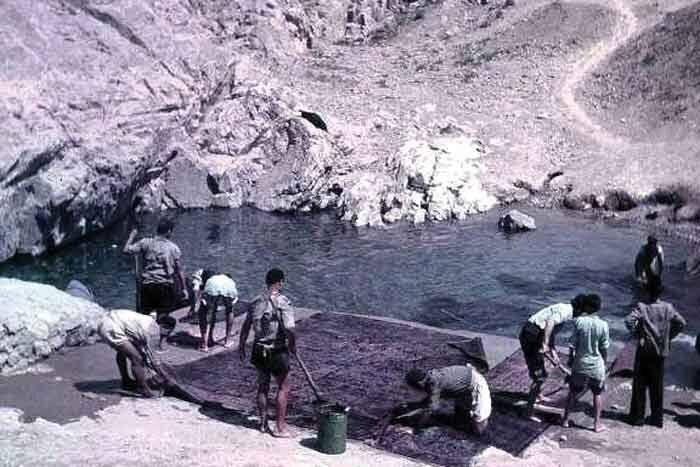 حکایت شستن قالی در چشمه هزارساله