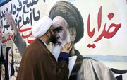 تصاویر | بازدید جمعی از علمای عراقی از حسینیه جماران | بوسه روحانی عراقی بر  تصویر امام خمینی(ره)