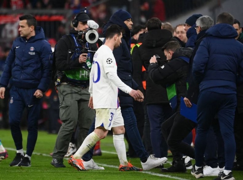 تصاویر | عجیب ترین واکنش مسی به اقدام یکی از طرفدارنش | عاشق ستاره آرژانتینی جلوی چشمش له شد!