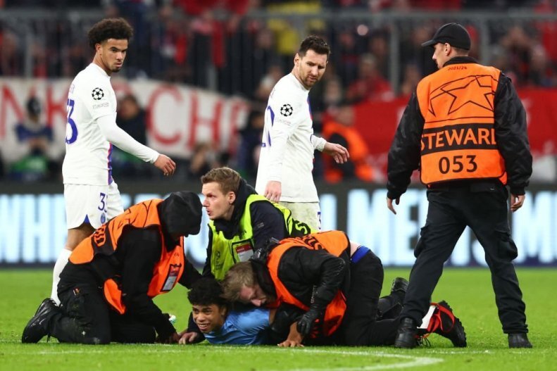 تصاویر | عجیب ترین واکنش مسی به اقدام یکی از طرفدارنش | عاشق ستاره آرژانتینی جلوی چشمش له شد!