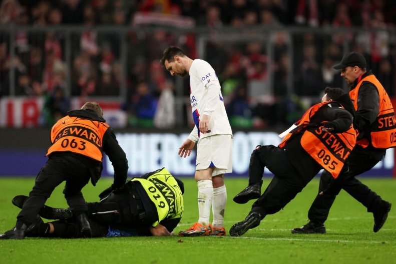 تصاویر | عجیب ترین واکنش مسی به اقدام یکی از طرفدارنش | عاشق ستاره آرژانتینی جلوی چشمش له شد!