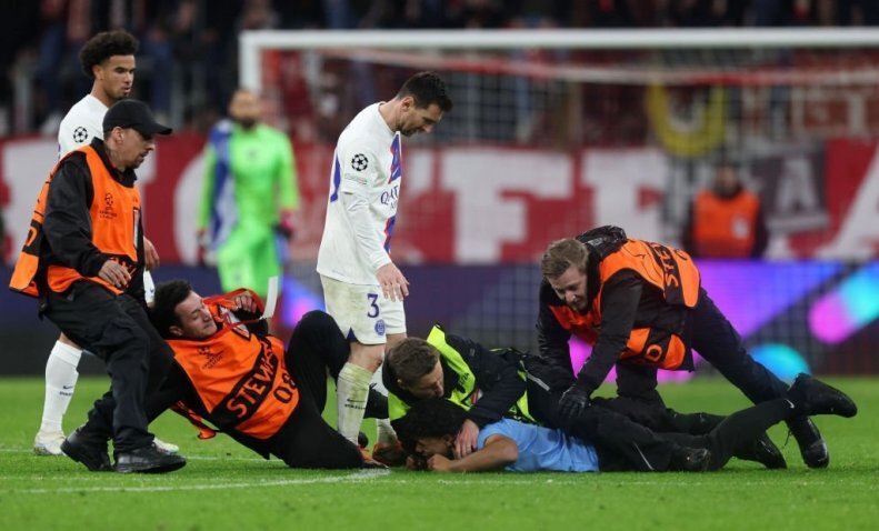 تصاویر | عجیب ترین واکنش مسی به اقدام یکی از طرفدارنش | عاشق ستاره آرژانتینی جلوی چشمش له شد!