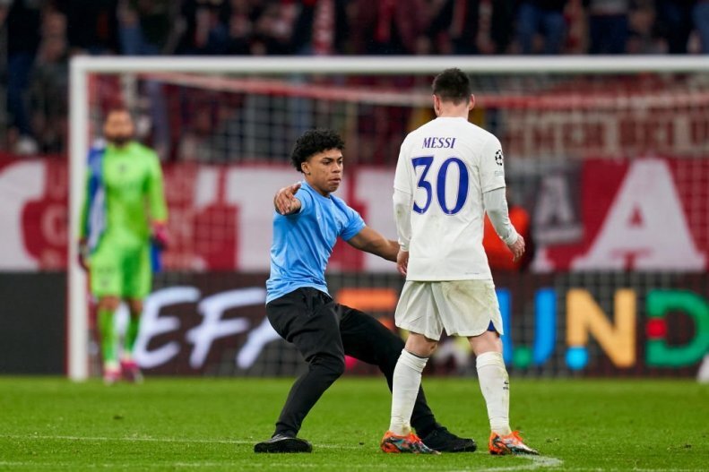 تصاویر | عجیب ترین واکنش مسی به اقدام یکی از طرفدارنش | عاشق ستاره آرژانتینی جلوی چشمش له شد!