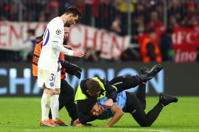 تصاویر | عجیب ترین واکنش مسی به اقدام یکی از طرفدارنش | عاشق ستاره آرژانتینی جلوی چشمش له شد!