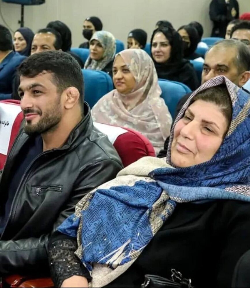 عکس | قاب دونفره حسن یزدانی در کنار مادرش