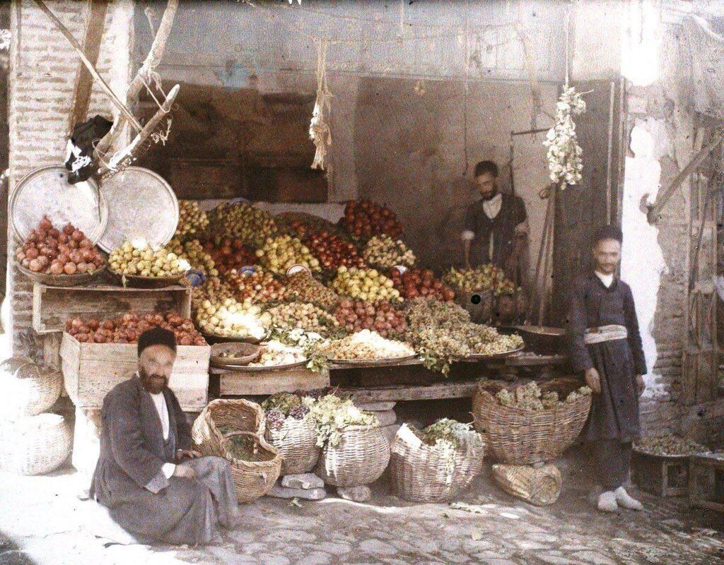 عکس | یک میوه فروشی در همدان، ۹۶ سال قبل همدان