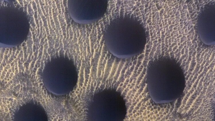 تصویری عجیب و ترسناک از سطح مریخ که توسط مدارگرد به ثبت رسیده است