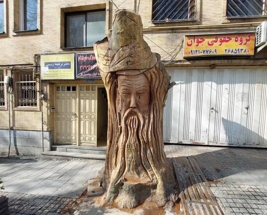 عکس | تبدیل بقایای چنار ۳۵۰ ساله در باغ‌فردوس به مجسمه مولانا