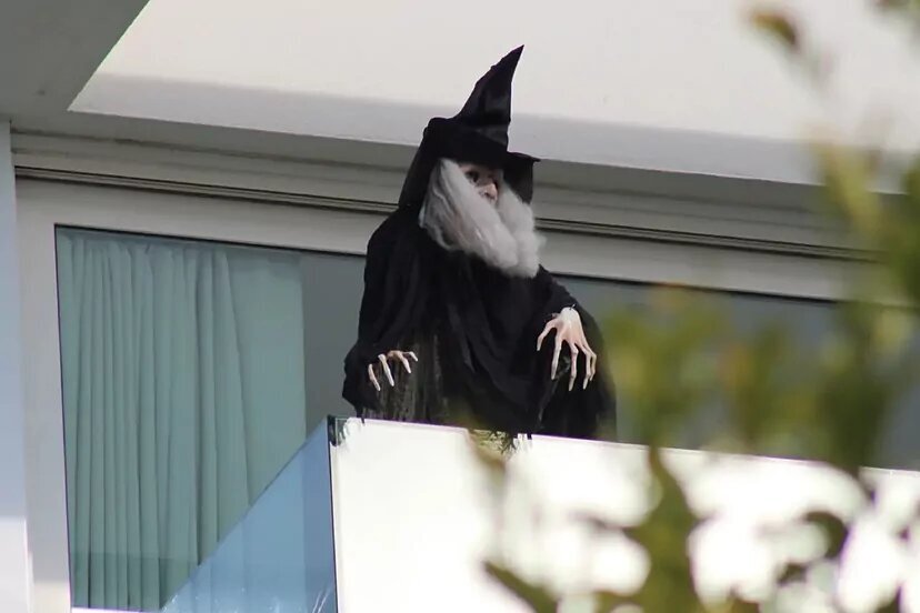 تصاویر | عروسک ترسناک علیه خانواده پیکه | خندههای خواننده کلمبیایی پس از اقدام جنجالی