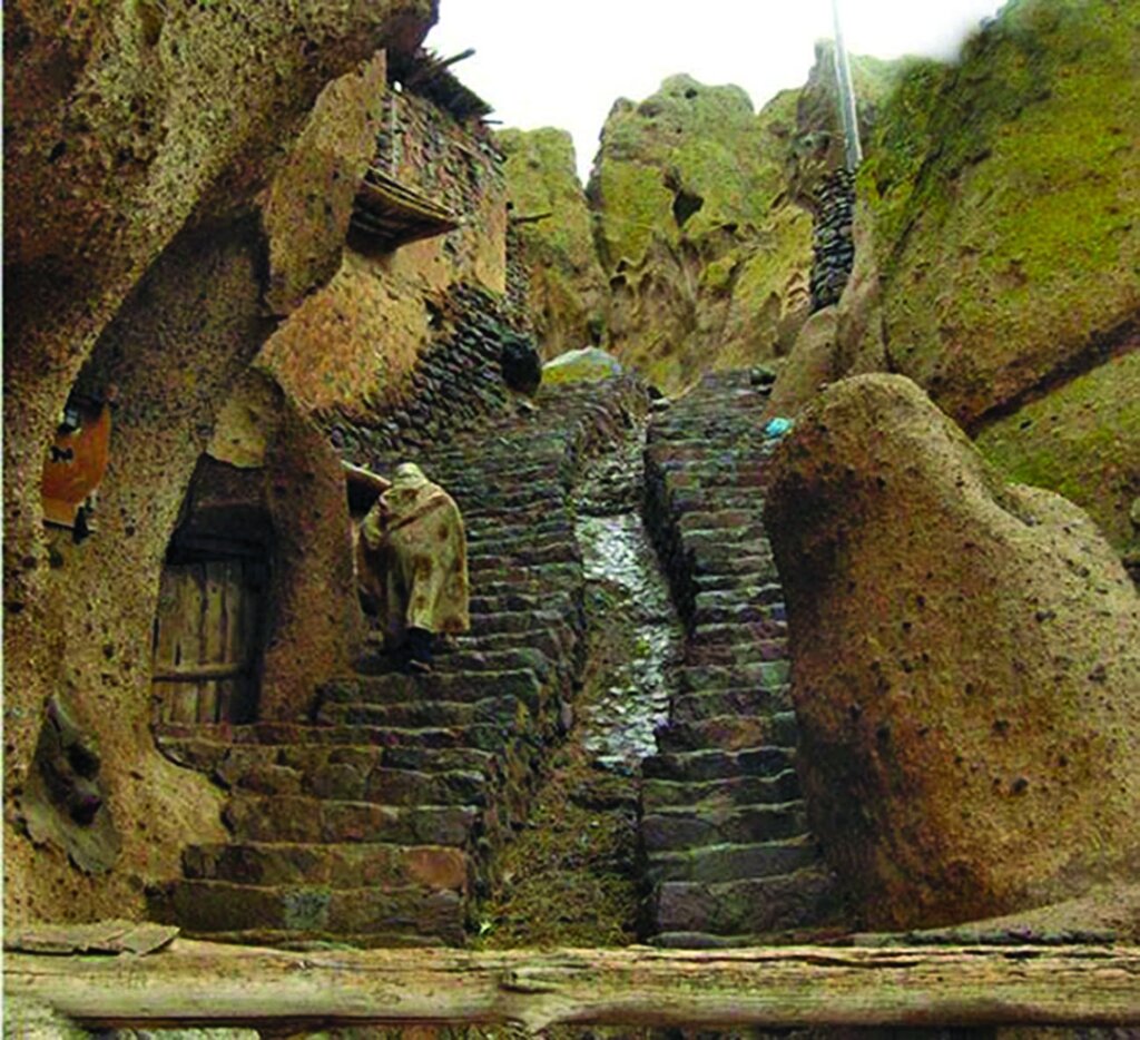 ببینید | این روستای تاریخی با بناهای مخروطی منحصر به فرد و استثنایی‌اش یکی از عجایب ایران زمین است