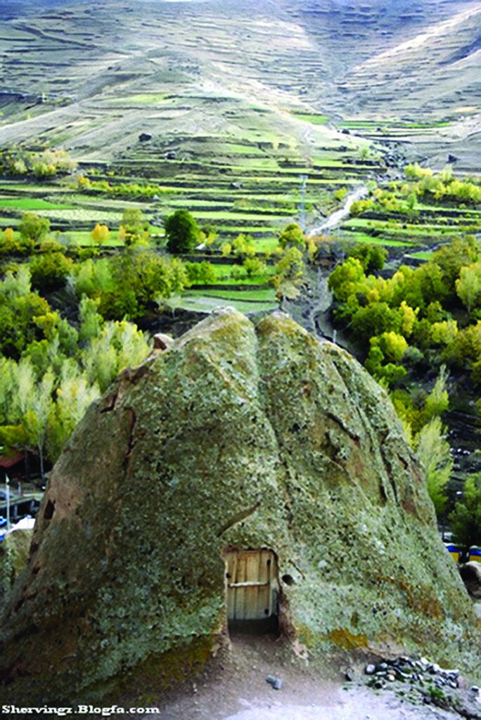 ببینید | این روستای تاریخی با بناهای مخروطی منحصر به فرد و استثنایی‌اش یکی از عجایب ایران زمین است