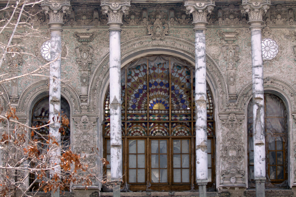 گشت و گذار در عمارتی که به دستور شاه گلولهباران شد!