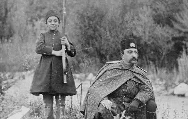 ناصرالدینشاه و ملیجک در شکارگاه حوالی دارالخلافه