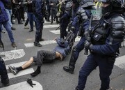 ببینید | رعایت حقوق بشر از نوع فرانسوی | لحظاتی از رفتار وحشتناک پلیس فرانسه با معترضان را ببینید