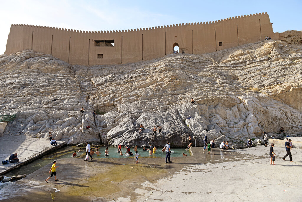 یک روز تعطیل را کنار چشمه و تپه هزار ساله تهران سپری کنید