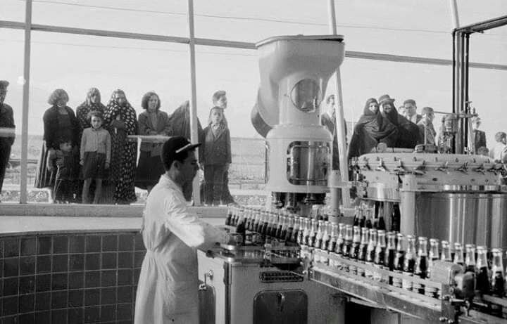 خط تولید کوکاکولا در دهه 30