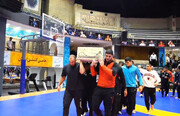 ببینید | شهید گمنام روی دوش قهرمانان کشتی جهان و المپیک تشییع شد