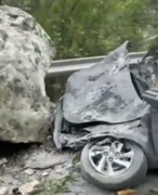 ببینید | سقوط وحشتناک سنگ روی خودرو در یک جاده کوهستانی | در سفرهای نوروزی مراقب باشید
