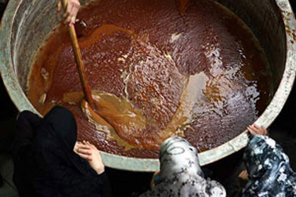 پخت سمنو با زغال برای هزار نفر | اهالی افجه چگونه این خوراکی مقوی را میپزند؟