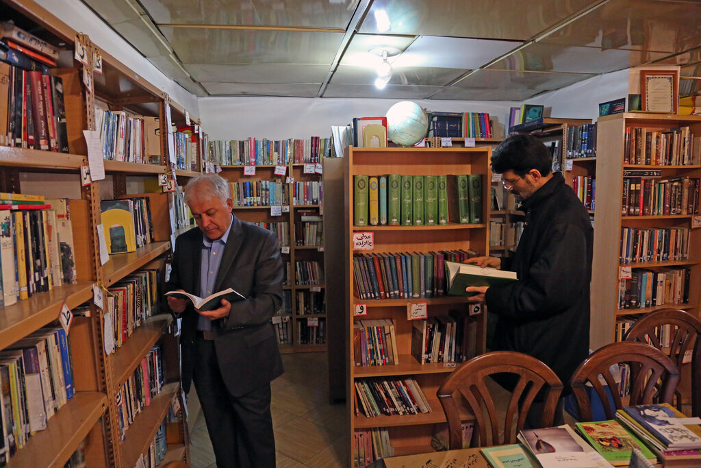 انرژی مثبت یک کتابخانه محلی با همراهی آقای بازیگر و همسایهها