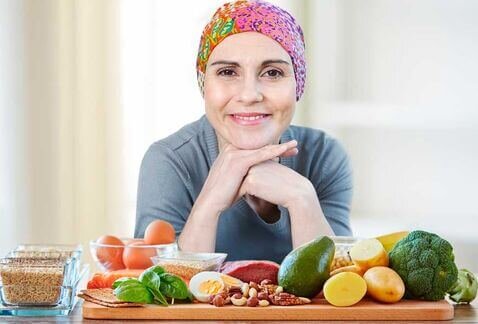 افراد مبتلا به سرطان چه چیزهایی نباید بخورند | مصرف مولتی ویتامین ممنوع!