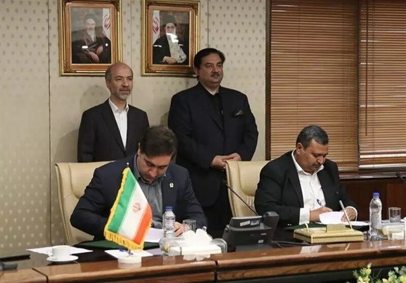 امضای قرارداد تجاری تبادل انرژی بین ایران و پاکستان