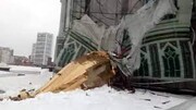 ببینید | لحظه سقوط عجیب مناره یک مسجد بر اثر وزش شدید باد در روسیه