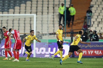تصاویر عجیبترین واکنش یک پرسپولیسی در لحظه گل سپاهان به پرسپولیس