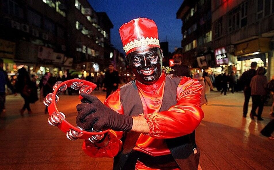 قصه شنیدنی دایرهزنگی حاجیفیروز و ماجرای شنبهگردی | از آوازهای کوچهباغی تا آشتیکنان در حمام