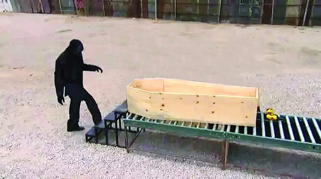 مردی که از تابوت مرگ زنده بیرون آمد
