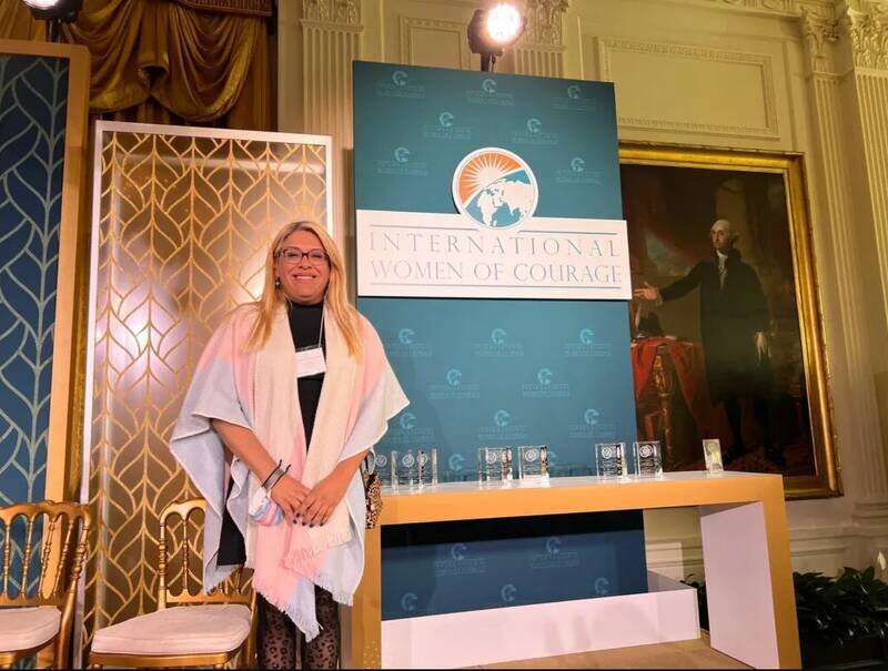 تصاویر | زن شجاع سال آمریکا یک مرد تراجنیـستی است! | حمله به بانوی اول آمریکا ؛ شرم آور و غیرقابل قبول است! | جوکها خودشان را می نویسند ...