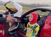 ببینید | رانندگی حیرت‌انگیز کودک ۳ساله با سریع‌ترین فراری!