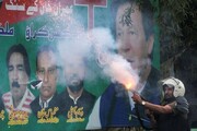 تصاویر حمله خشن پلیس پاکستان به اقامتگاه عمران خان | عمران ‌خان با ماسک شیمیایی در میان حامیانش حضور یافت