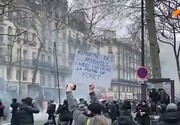 ببینید | هزاران معترض خشمگین در خیابان‌های پاریس ؛ مکرون استعفا دهد | درگیری پلیس و معترضان
